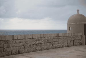 Visite à pied des remparts de la ville en groupe avec le pass Dubrovnik inclus