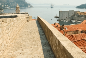 Visite à pied des remparts de la ville en groupe avec le pass Dubrovnik inclus