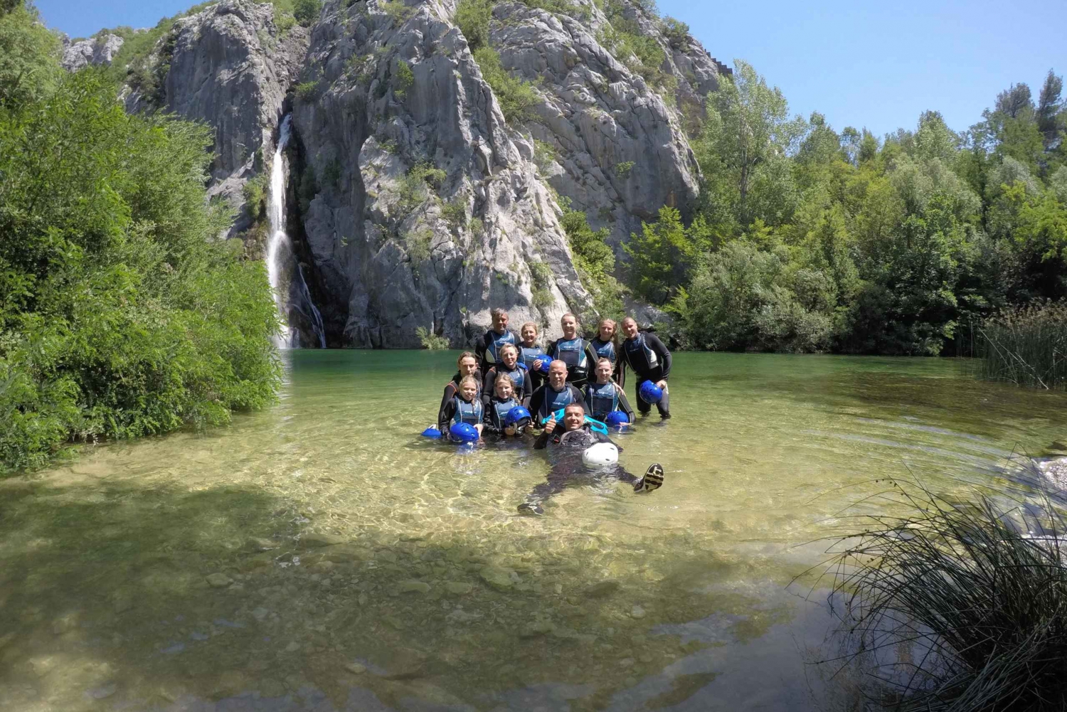 Vanuit Omis: basis canyoning op de Cetina-rivier/ gratis foto's