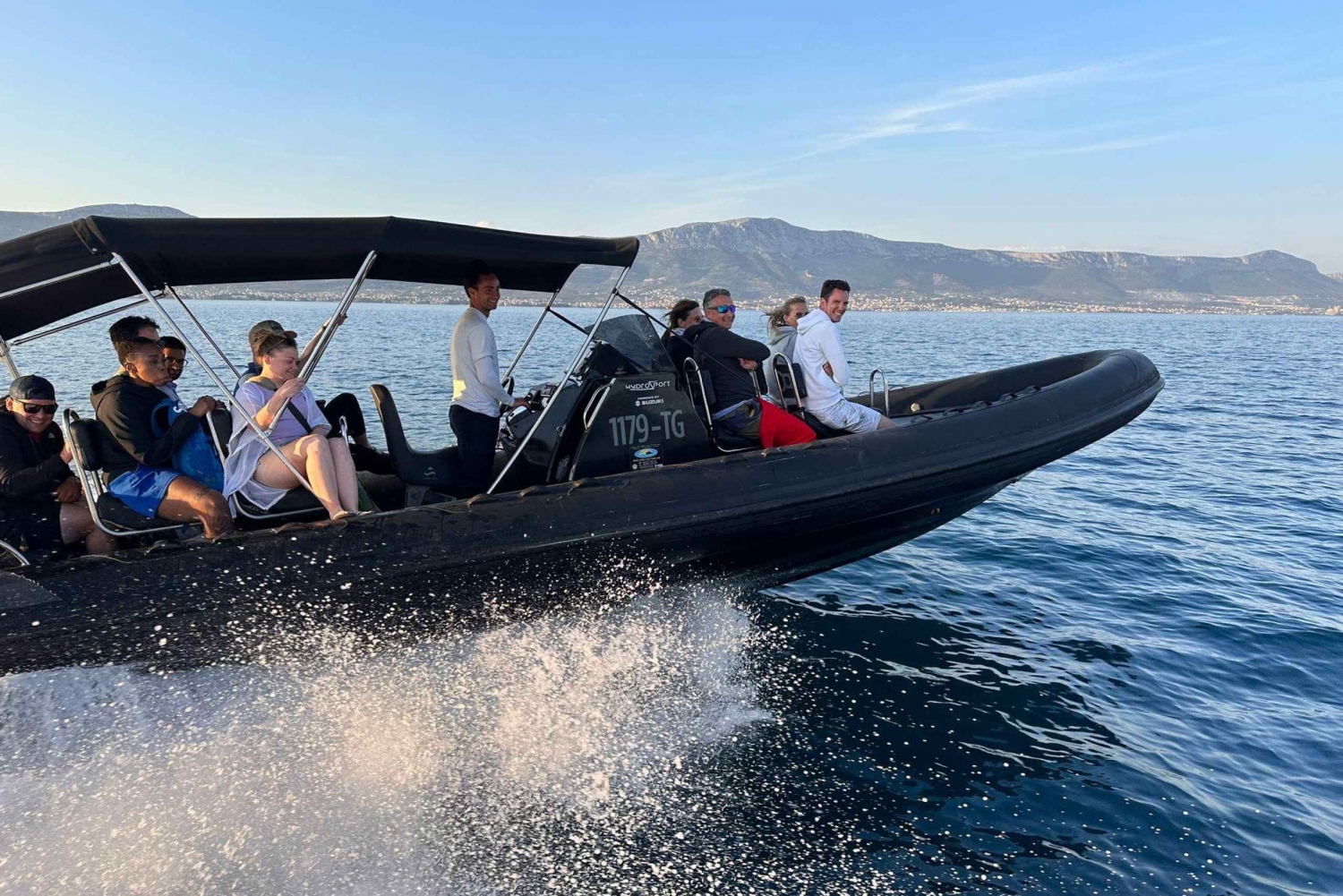 Sininen laguuni pikaveneellä, vesi ja pyyhkeet sisältyvät hintaan.