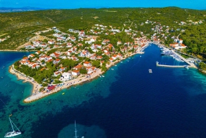 Passeio privado de lancha rápida: Lagoa Azul e 3 Ilhas a partir de Split