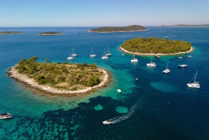 Passeio privado de lancha rápida: Lagoa Azul e 3 Ilhas a partir de Split