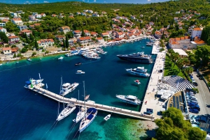 Passeio privado de lancha rápida: Lagoa Azul e 3 Ilhas a partir de Split