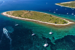 Passeio privado de lancha rápida: Lagoa Azul e 3 Ilhas a partir de Split