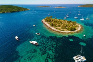 Passeio privado de lancha rápida: Lagoa Azul e 3 Ilhas a partir de Split