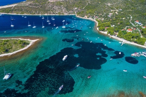 Passeio privado de lancha rápida: Lagoa Azul e 3 Ilhas a partir de Split