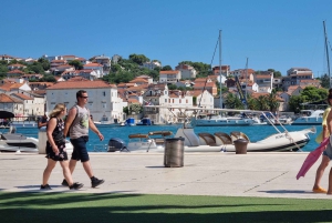 Passeio privado de lancha rápida: Lagoa Azul e 3 Ilhas a partir de Split