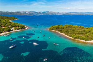 Passeio privado de lancha rápida: Lagoa Azul e 3 Ilhas a partir de Split