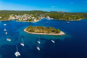 Passeio privado de lancha rápida: Lagoa Azul e 3 Ilhas a partir de Split