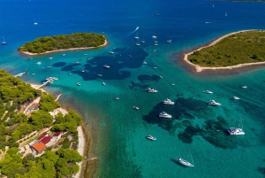 Passeio privado de lancha rápida: Lagoa Azul e 3 Ilhas a partir de Split