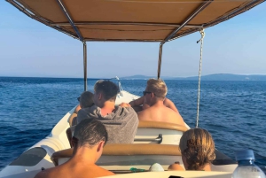 Passeio privado de lancha rápida: Lagoa Azul e 3 Ilhas a partir de Split