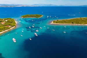 Passeio privado de lancha rápida: Lagoa Azul e 3 Ilhas a partir de Split