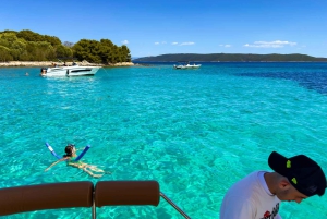 Passeio privado de lancha rápida: Lagoa Azul e 3 Ilhas a partir de Split