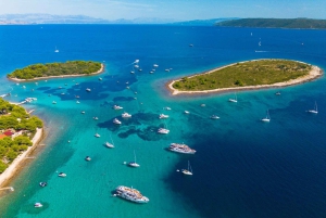 Passeio privado de lancha rápida: Lagoa Azul e 3 Ilhas a partir de Split