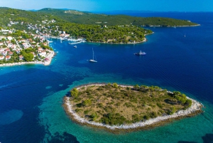 Passeio privado de lancha rápida: Lagoa Azul e 3 Ilhas a partir de Split