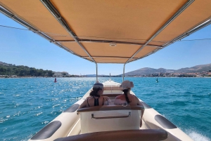 Passeio privado de lancha rápida: Lagoa Azul e 3 Ilhas a partir de Split
