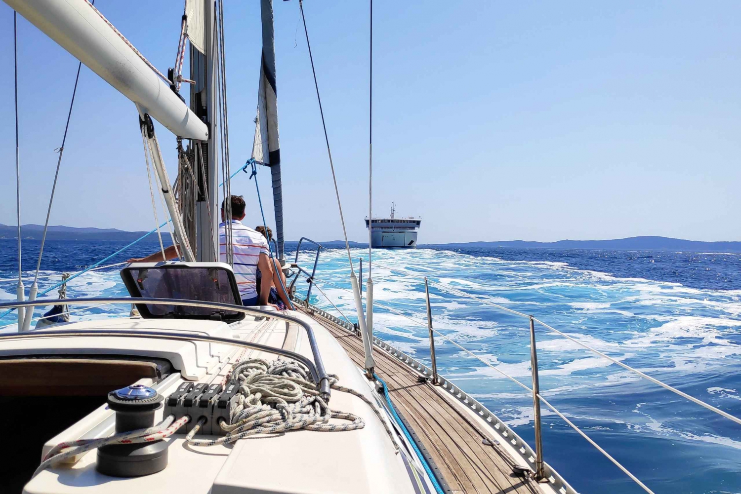 スプリット：水泳休憩、軽食、ワイン付きの半日セーリングツアー