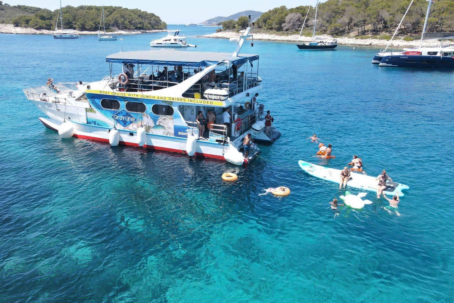 Split: Crucero por Hvar, Brač y Pakleni con almuerzo y bebidas