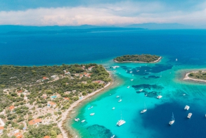 Split: wycieczka piesza po Trogirze, rejs do Błękitnej Laguny i wraku statku