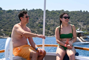 Split: wycieczka piesza po Trogirze, rejs do Błękitnej Laguny i wraku statku