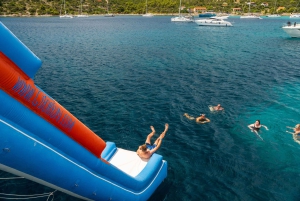 Split: wycieczka piesza po Trogirze, rejs do Błękitnej Laguny i wraku statku