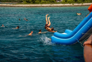 Split: wycieczka piesza po Trogirze, rejs do Błękitnej Laguny i wraku statku