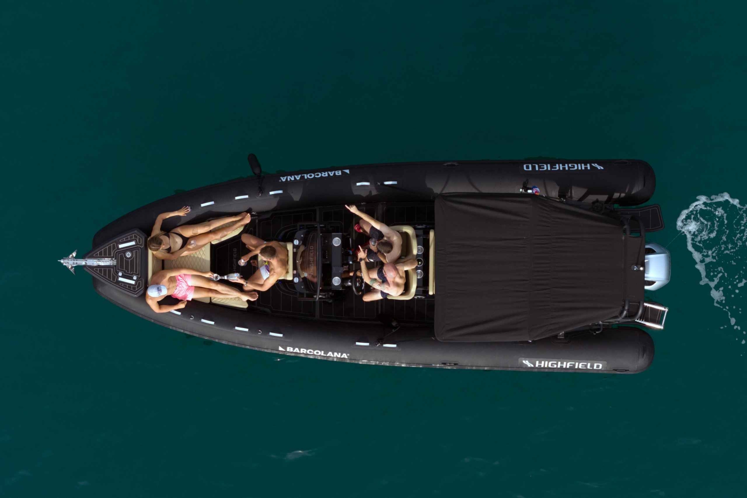 ¡Paseo nocturno en lancha rápida por Tisno y fiesta en la piscina!