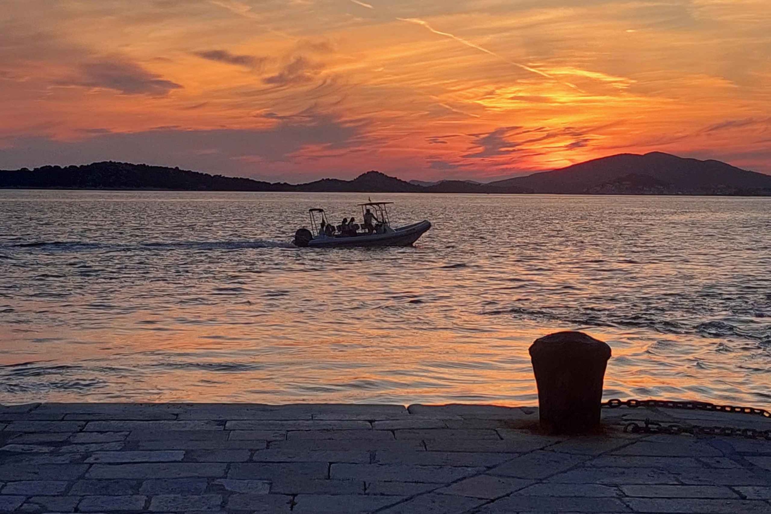 Vodice: paseo en barco al atardecer con bebidas y la fortaleza de San Nicolás