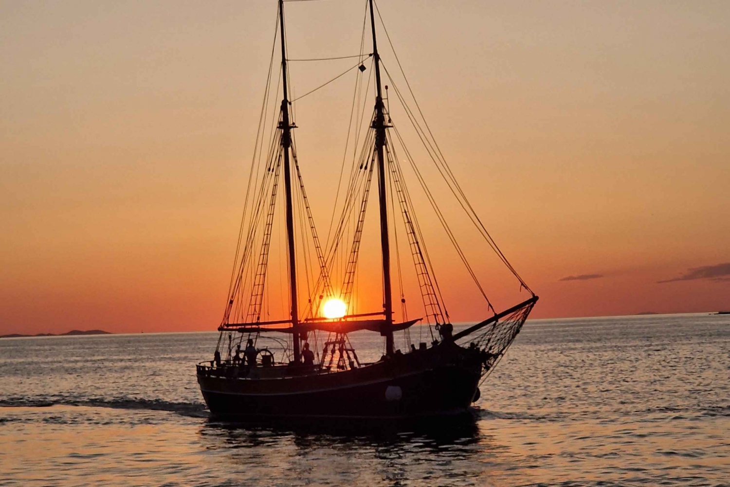 Zadar : Croisière au coucher du soleil sur un bateau traditionnel avec vin