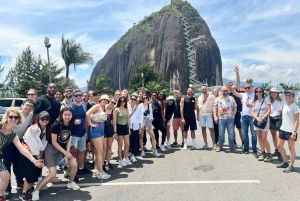 Medellín: excursión a Guatapé, almuerzo, paseo en barco y Piedra del Peñol