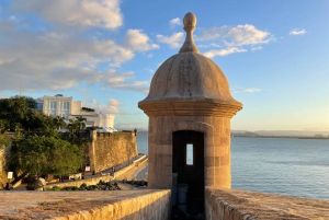 San Juan: Tour a pie por el casco antiguo al atardecer