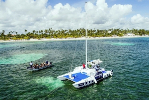 ババロ：オープンバーとスナックを備えたプンタカナカタマランツアー