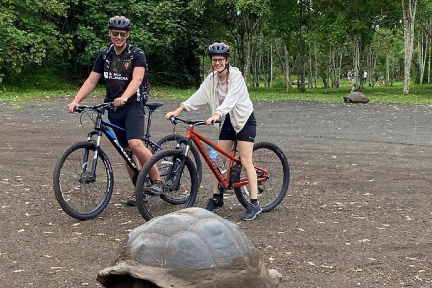 Galápagos, Ruta en E-Bike + tortugas Gigantes y Lava Tuneles