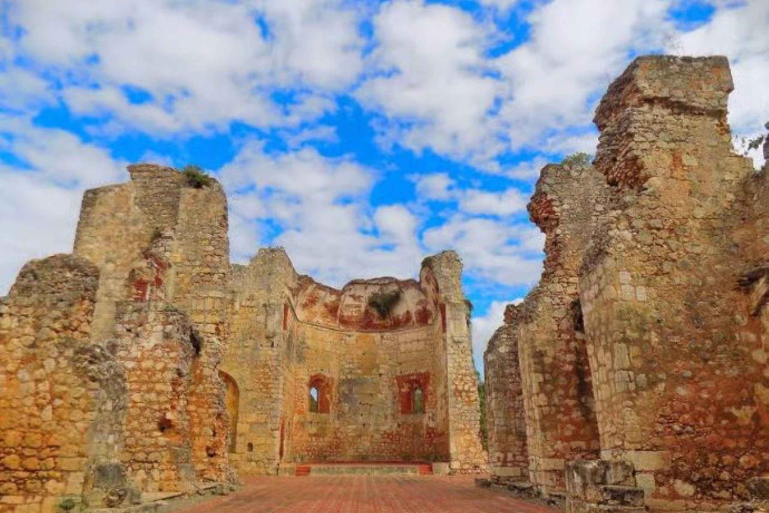 Privat kulturarvspasertur i kolonizonen med en lokal kunstner som guide