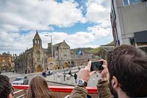 Edinburgh: Hop-on-hop-off-bustour met 3 stadsrondleidingen