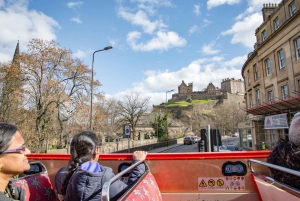Edinburgh: Hop-on-hop-off-bustour met 3 stadsrondleidingen
