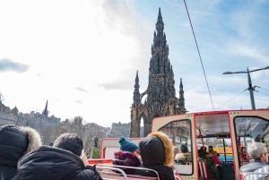 Edinburgh: Hop-on-hop-off-bustour met 3 stadsrondleidingen