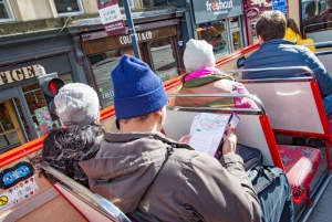 Edinburgh: Hop-on-hop-off-bustour met 3 stadsrondleidingen