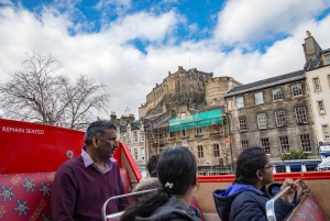 Edinburgh: Hop-on-hop-off-bustour met 3 stadsrondleidingen
