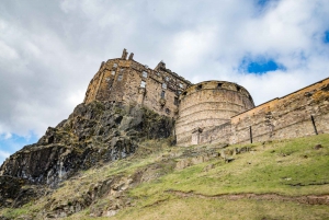 Edinburgh: Hop-on-hop-off-bustour met 3 stadsrondleidingen