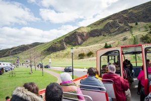 Edinburgh: Hop-on-hop-off-bustour met 3 stadsrondleidingen