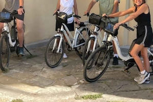 Firenze: Sähköpyöräretki Toscanan kukkuloilla ja viinimaistelu