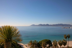 Lazurowe Wybrzeże w stylu glamour w samochodzie vintage