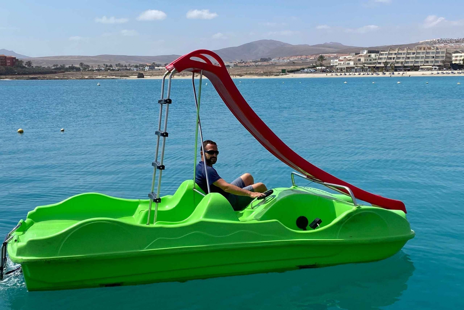 Caleta de Fuste: alquiler de hidropedales con tobogán