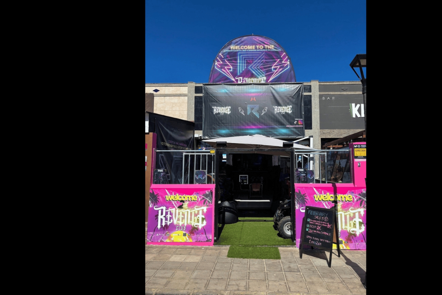 Corralejo: ticket de entrada al bar de cine y videojuegos + 2 cócteles gratis