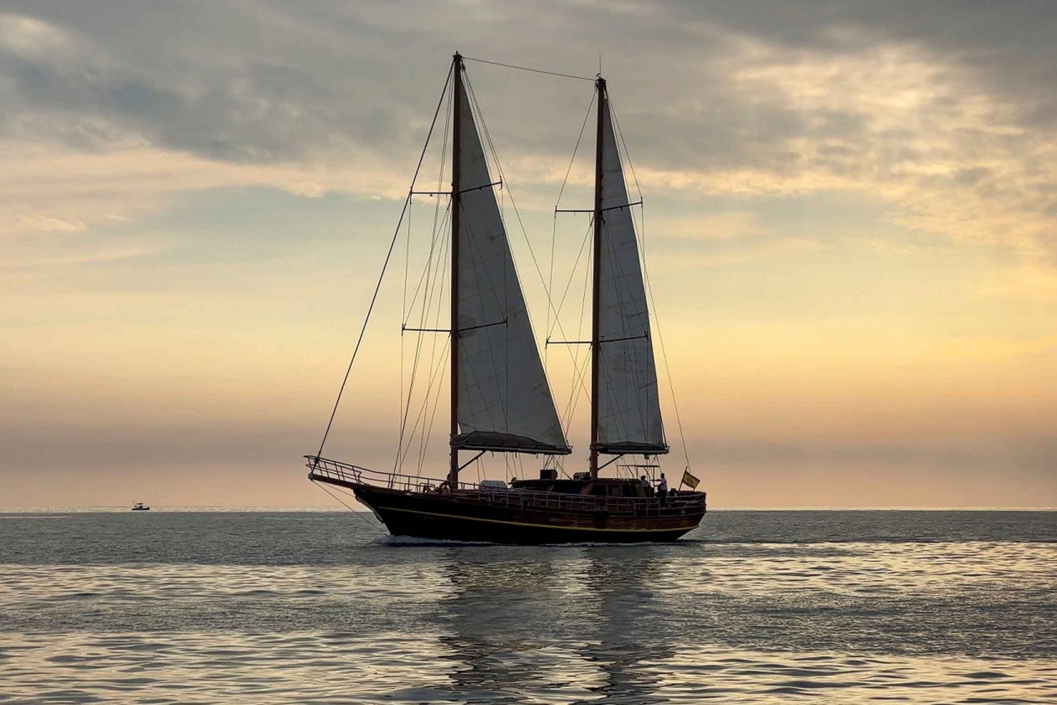 Fuerteventura: Paseo en barco al atardecer con DJ, Comida y Bebidas