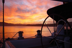 Croisière au coucher du soleil à Knysna avec dîner léger et vin