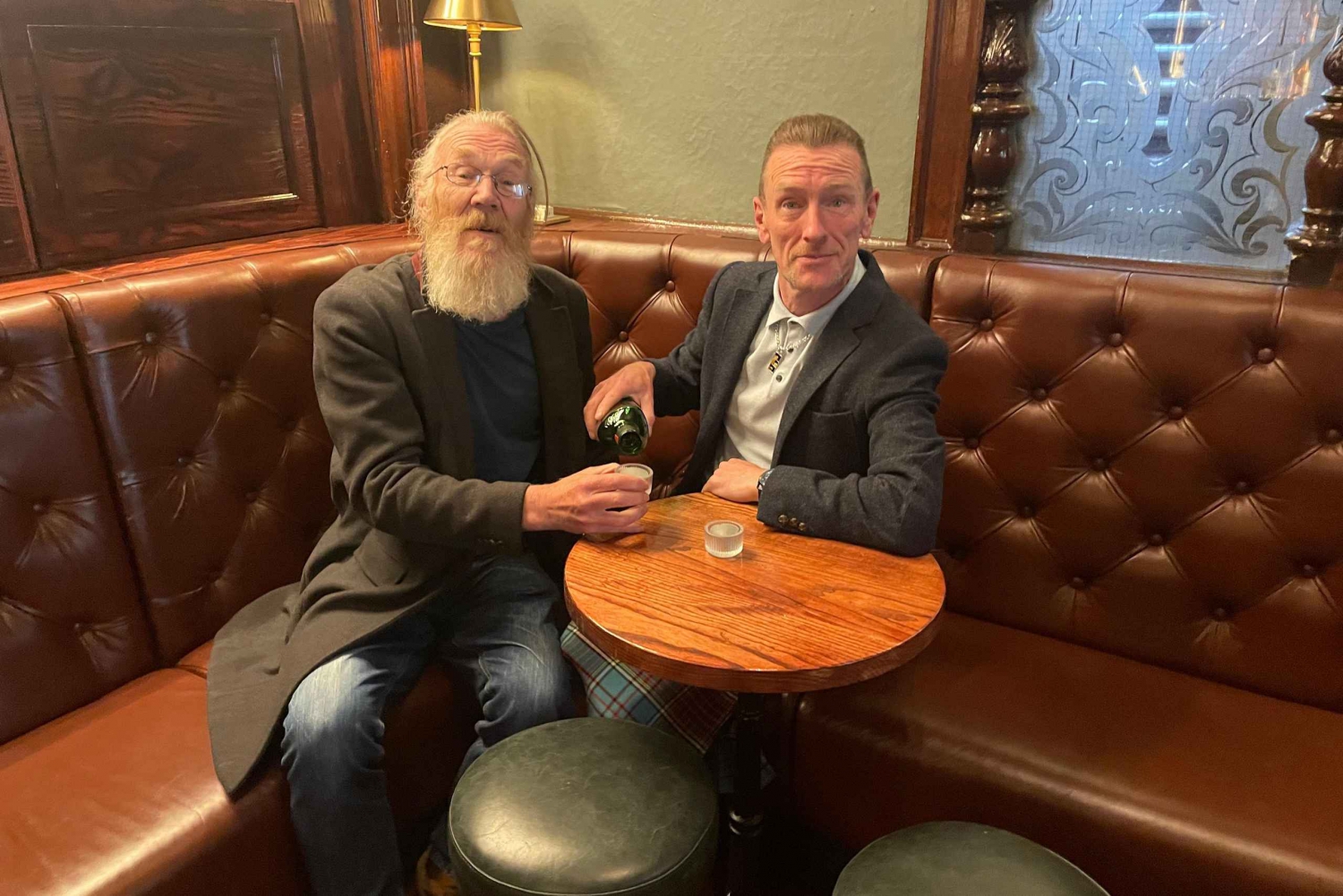 グラスゴー：スコットランド人と一緒にウィスキーをお飲みください。