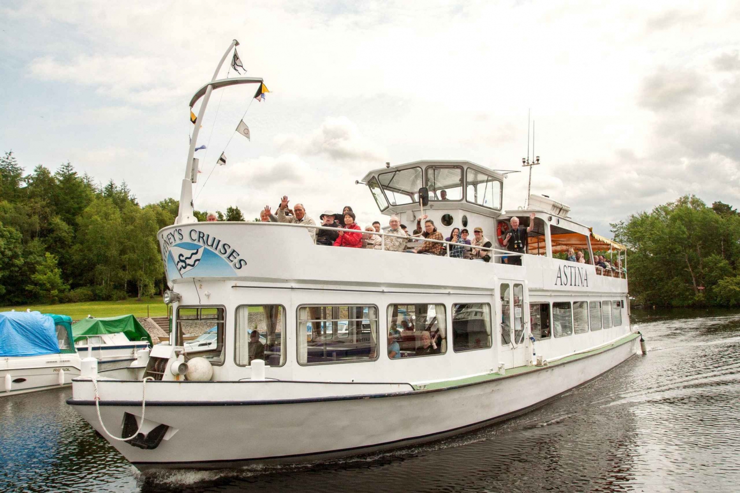 エディンバラ発ローモンド湖、ハイランド地方、スターリング城ツアー