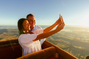 Gold Coast: Hot Air Balloon Flight and Vineyard Breakfast